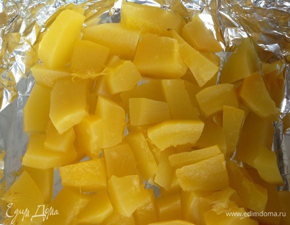 Испечь тыкву нарезанную на небольшие кусочки в фольге (выпекать полностью закрытой минут 20).