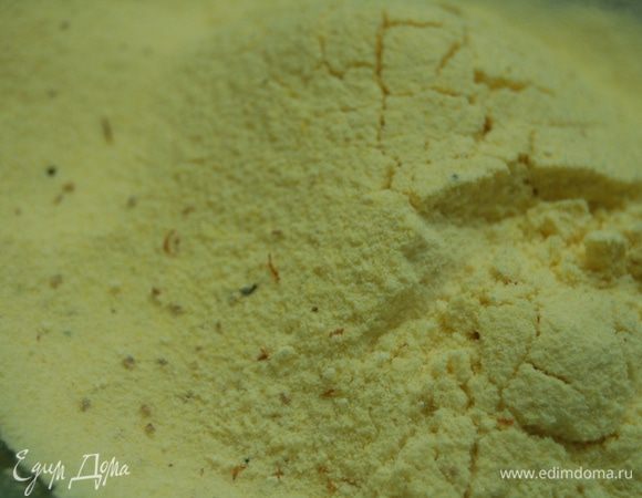 Соединить оба вида муки, разрыхлитель и пряности.  Просеять. Относительно специй: у меня и корица и мускат – в твердом виде, а потому их аромат и вкус гораздо сильнее пакетированных.  Я добавила  по щепотке.  