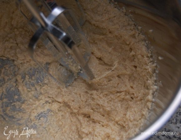 В отдельной посуде взбить сахар и масло до пышной однородной массы (около 5 минут).