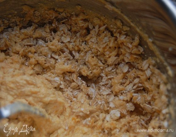 + овсяные хлопья (легко перетрите  в руках).