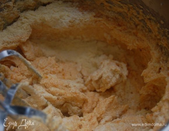 В несколько заходов  ввести мучную смесь.  Перемешать до однородности. 