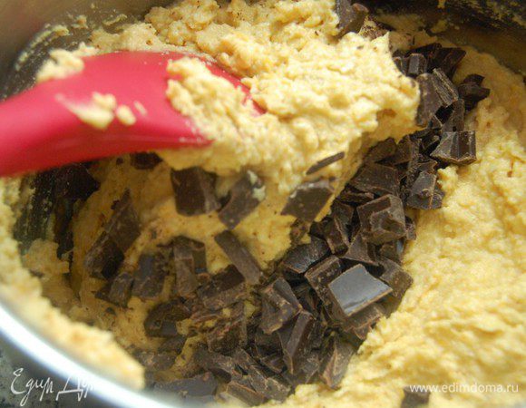 Ввести рубленный шоколад и перемешать силиконовой лопаткой  (очень удачно сочетается это печенье именно с горьким шоколадом 72%)  
