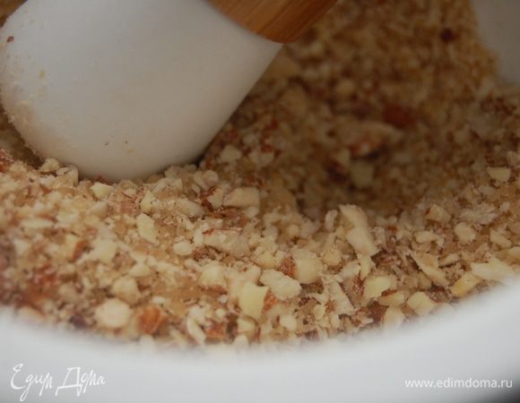 Миндаль измельчить в крошку и соединить с сахаром. 