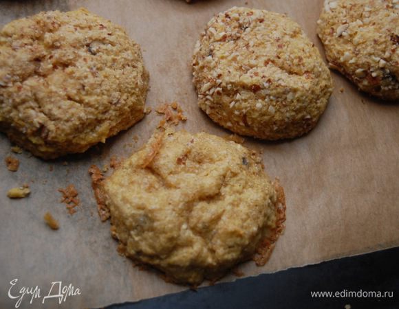 Хочу акцентировать внимание на ореховой панировке: она обязательна, иначе печенье во время выпечки немного «потечёт».