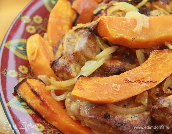 Если тыква кажется слишком подсушенной, не пугайтесь! Перемешайте мясо с тыквой, чтобы мясной сок с соусом распределились равномерно и пропитали тыкву. Дайте блюду постоять минут 10 под крышкой. Запеченные свинина и тыква готовы!