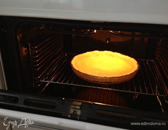 Удалить по истечению 10 минут фасоль и пергамент и еще поставить в духовку на 4 минуты.