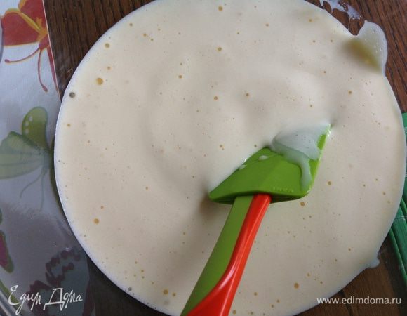 Делаем начинку. Взбить яйца с желтками в пену.