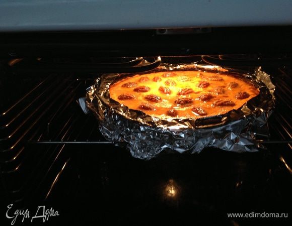 Смешать орехи, сахар и растоплегное масло...распределить по поверхности пирога.
Закрыть края пирога по всей окружности лентой фольги и поставить под гриль на 2-3 минуты...расстояние 12 см до гриля....
Дать остыть!!!