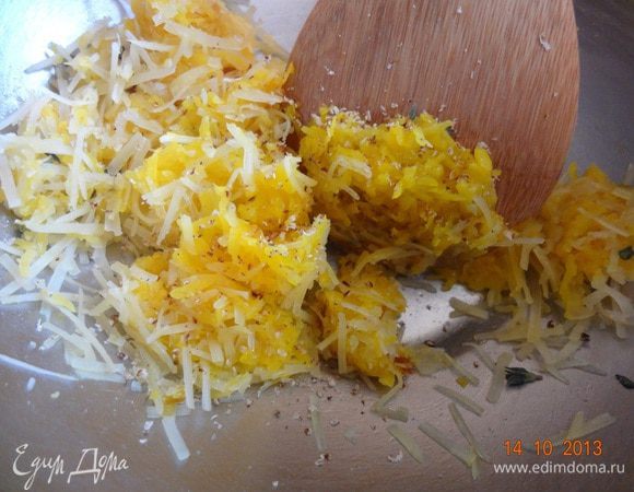 Для начинки из тыквы натереть пармезан и тыкву на мелкой терке. В сковороде растопить сливочное масло и потушить в ней тыкву 4-5 минут, постоянно помешивая, чтобы не пригорела. Готовую тыкву (не остужая) смешать с сыром, добавить листочки тимьяна, мускатный орех. Все тщательно перемешать, можно посолить, мне хватает солености сыра. 