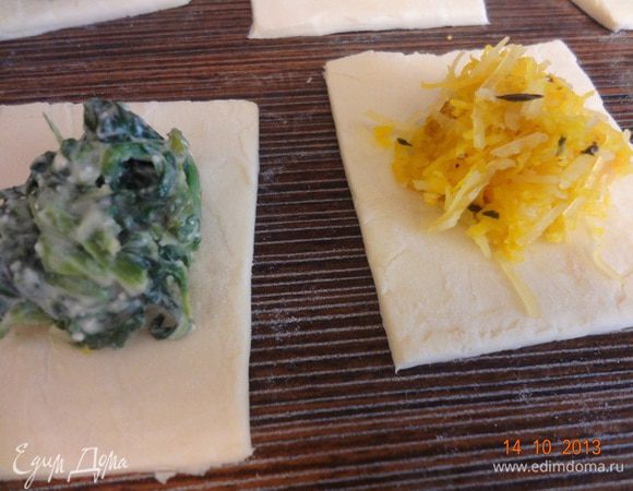 Выложить по чайной ложке начинки на половину квадратиков, положить шпажку, оставшимися квадратиками теста накрыть пирожочки, хорошо прижать края зубцами вилки. 