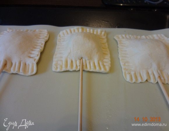 Переложить на смазанный противень или силиконовый коврик, смазать желтком, чуть разбавленным водой. Выпекать в нагретой до 170 С духовке 10 минут (у меня ушло 25 минут!!!!! ориентируйтесь на свою).