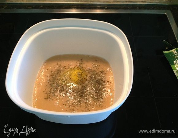 Растворяем дрожжи в теплой воде, добавляем яйцо, соль, сахар, травы и 3 ст.л. растительного масла.