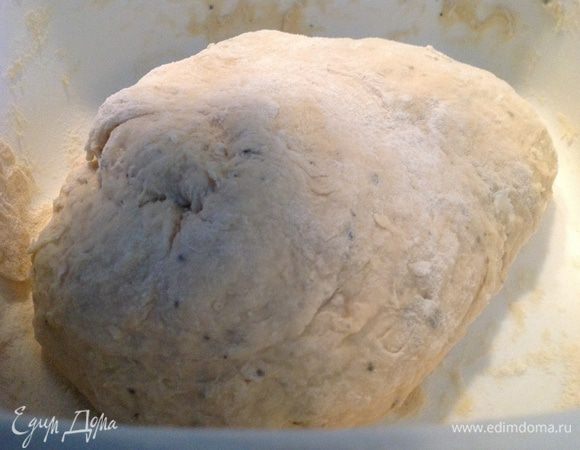 Просеиваем муку и вымешиваем тесто. Консистенция теста должна быть в меру плотной, но и не забитой мукой. Накрываем крышкой и ставим подходить на 30 минут. А пока занимаемся начинкой...