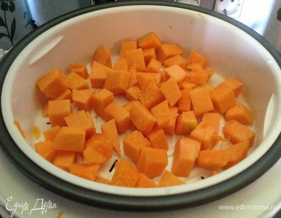 Тыкву очищаем, нарезаем небольшими кубиками и ставим в пароварку на 10-15 минут,или отвариваем.