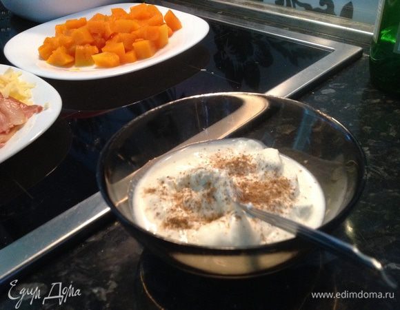 Сметану смешиваем с солью, перцем и немного мускатного ореха.