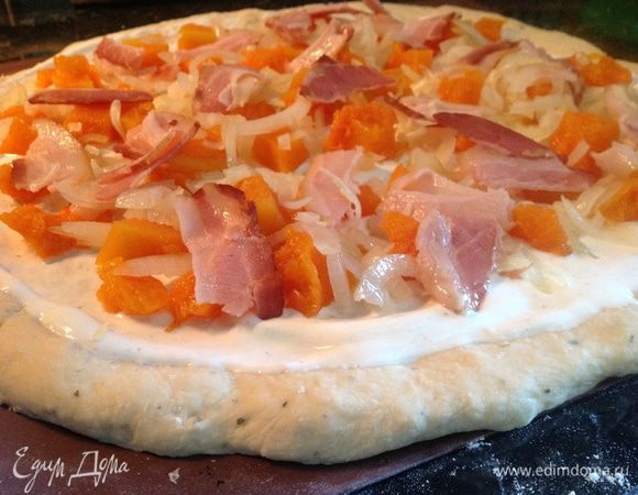 Раскатываем наше готовое тесто, смазываем сметанным соусом. Выкладываем начинку, сверху посыпаем сыром и отправляем в разогретую до 180C духовку на 30 минут.