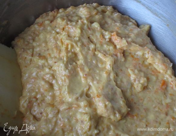 Белки взбить до устойчивых пиков и аккуратными движениями снизу вверх ввести в тесто.