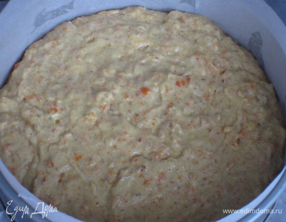 Выложить тесто в форму с пергаментом и выпекать в разогретой до 180°С духовке 50-60 минут (до сухой спички).