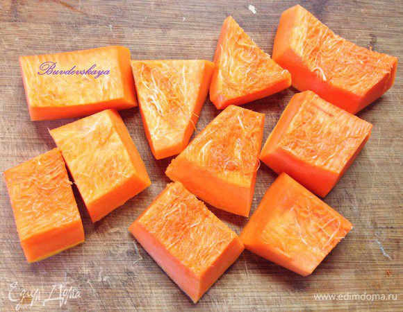 Тыкву нарезать крупными кусочками и запекать 30 минут в предварительно разогретой духовке до 150 градусов.