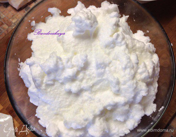 Желтки отделить от белков. Взбить белки до образования крутых пик.