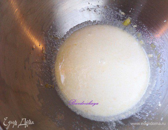 Желтки взбить с сахаром. Добавить растопленное сливочное масло (не горячее !).