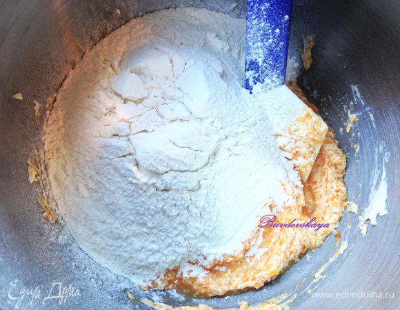 Добавить просеянную муку вместе с разрыхлителем и перемешать.