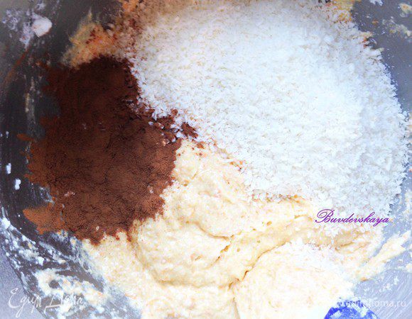 Аккуратно ввести белки, добавить корицу и кокосовую стружку. Перемешать.