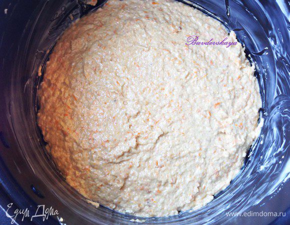 Чашу мультиварки смазать маслом и вылить в нее тесто. Разровнять и выпекать 60 мин. + 30 мин. на режиме «Выпечка». Украсить по вкусу. Я посыпала сахарной пудрой и украсила разноцветной кокосовой стружкой. ENJOY !