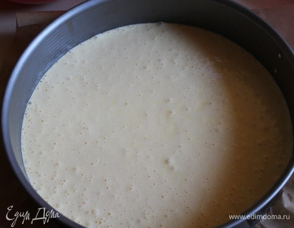 Делаем сначала белый корж. Взбиваем 3 яйца с сахаром (120) -  5 минут. Добавляем масло растительное (100 мл), не переставaя взбивать, далее добавляем 3 пакета пудинга ванильного, ванильный сахар 1 пак., 1 ч. л. разрыхлителя. Хорошо размешиваем, скорость убавляем. Выливаем все в подготовленную форму. У мeня 26 см. И ставим в разогретую духовку до 200 гр. На 25 минут примерно. Но смотрите по своей духовке, может быть, и 30 надо будет. 