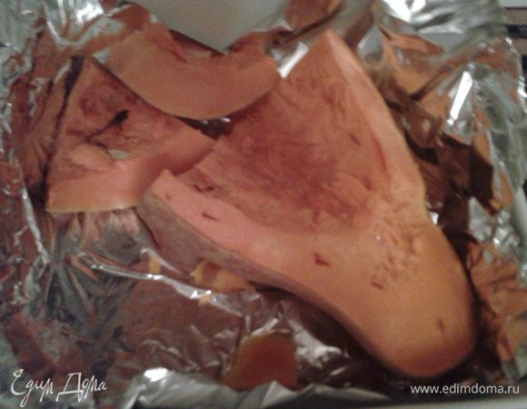 Предварительно разогреть духовку до 180 С. Запечь тыкву в духовке, в течение часа.
