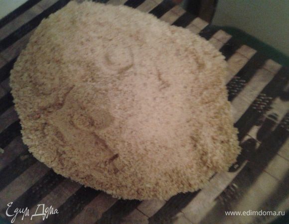 Сливочное масло растопить. Орехи и печенье измельчить в блендере в мелкую крошку
