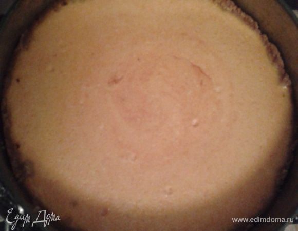 Вынуть корж, вылить на него начинку и поставить запекаться на 50 мин, при 180 С