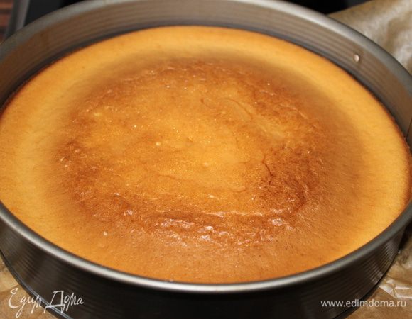 Вот такой нежный бисквит получится. Он может опуститься после, но не страшно.