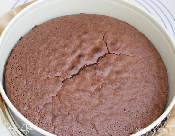 Далее делаем темный корж, все то же самое, только берем 1 ванильный пудинг и 2 темных пудинга. Даем им остыть и разрезаем каждый на 2 части.