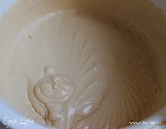 Делаем крем. Взбиваем 200 мл сливок до пиков. Добавляем вареную сгущенку и хорошо размешиваем. Желатин заливаем холодной водой. 100 мл сливок подогреем, пластинки желатина распустим в теплых сливках. И сразу вливаем сливки с желатином в крем. Хорошо еще раз взбиваем.