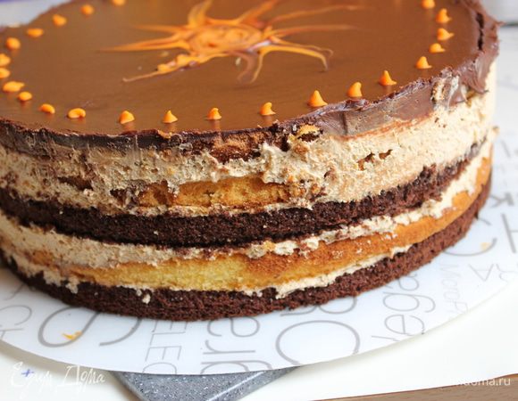 Верх я залила ганашем. Сливки смешала с кусочками шоколада, поставила в микроволновку на 2 минуты, помешала и так далее до растворения шоколада. Или на водяной бане. Заливаем все сверху, торт наклоняем, даем ганашу растечься. Ставим опять чуть застыть. У меня был цветной шоколад еще, я его растопила и сделала рисунок. В центр налила каплю и ножом столовым сделала разводы. Ну и украсила далее. Вы можете все делать по-своему.