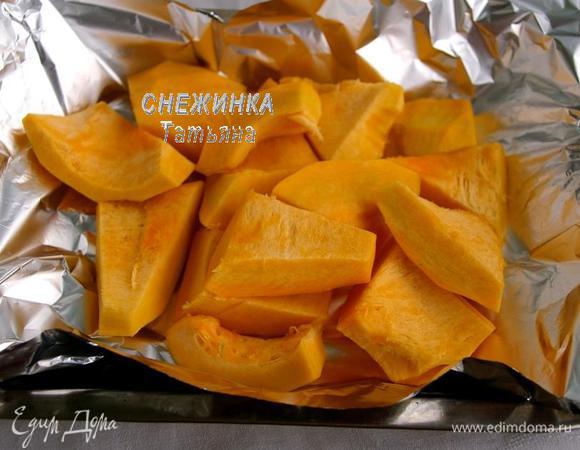 Мякоть тыквы нарежьте кусочками. Заверните в фольгу и поставьте запекаться в разогретую до 190–200°C духовку до мягкости. Чем меньше кусочки тыквы, тем быстрее она приготовятся. Можно также сварить или приготовить на пару, но в духовке мне нравится больше.