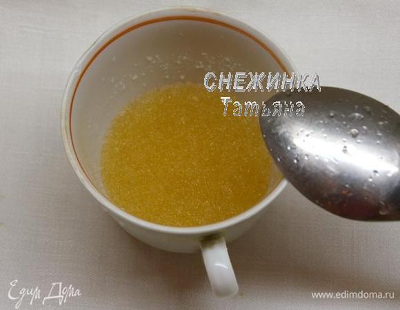 Желатин залейте водой и оставьте набухнуть.