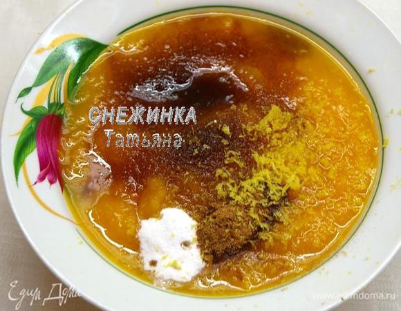 Когда тыква стала мягкой, важно, чтобы она была очень мягкой, переложите ее в блендер или измельчите погружным блендером. Превратите тыкву в однородное пюре. Сок тыквы, если выделился во время запекания, тоже используйте. Добавьте в пюре сахар, корицу, ванилин и цедру лимона, натертую на самой мелкой терке.