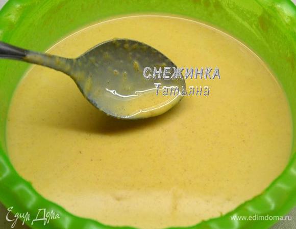 Влейте через ситечко сливки с желатином в тыквенную массу, чтобы избежать возможных комочков желатина. Перемешайте. Поскольку и тыквенная масса, и сливки — теплые, то они соединяются легко.