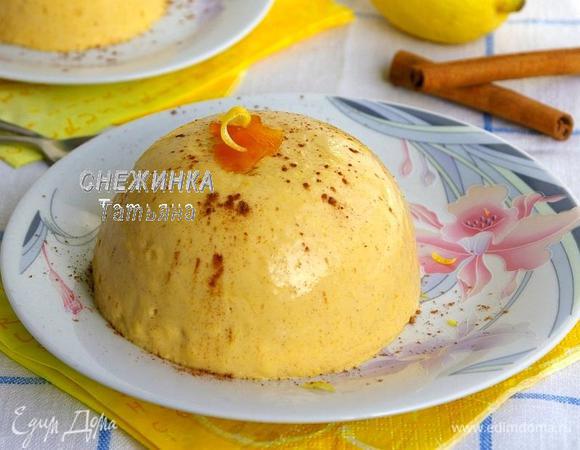 При подаче переверните тыквенный крем на красивую тарелку. Для этого ненадолго опустите формочку в горячую воду. Десерт можно не переворачивать, если вы заранее разлили его по красивым бокалам или креманкам.