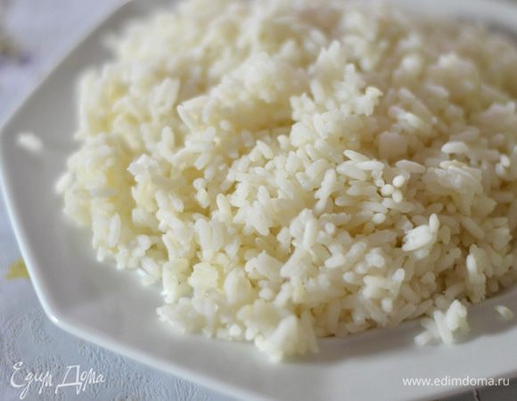 Рис отварите до полуготовности, добавьте соль по вкусу.