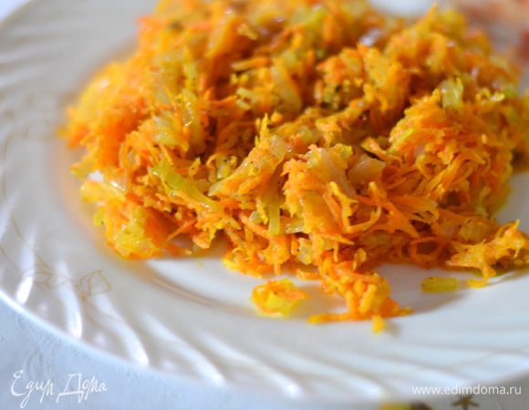 Морковь с луком потушите, добавьте специи по вкусу.