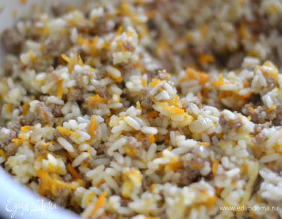 Мясо пропустите через мясорубку с луком. Потушите фарш на растительном масле в течение 20 минут на медленном огне. Добавьте тушеные овощи, мелко нарезанный чеснок, поперчите, посолите по вкусу. Смешайте с рисом.