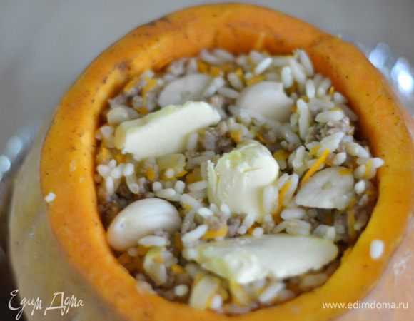 Смажьте тыкву растительным маслом и выпекайте в разогретой духовке при температуре 200°C, около 1–1,5 часа до готовности.<br />
Подавайте горячим! Приятного аппетита!<br />
 