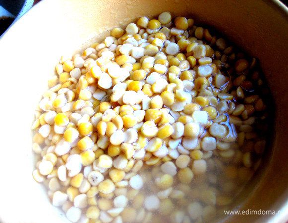 Горох для быстроты заливаю кипятком (но можно даже на ночь залить холодной водой).