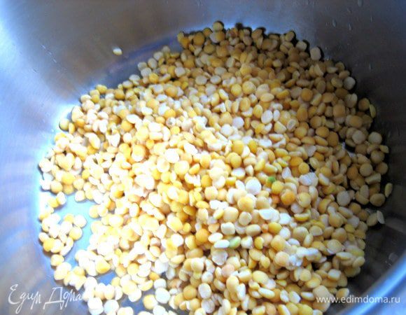 Получив шок в течение нескольких минут от кипятка,горох быстрее разварится...Если нужно,промываем в нескольких водах.