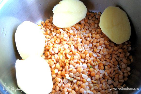 Сырые картофелины разрезаем пополам и кидаем к гороху.