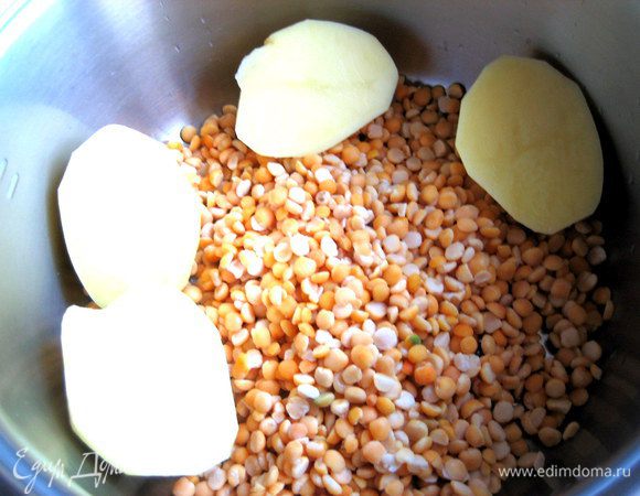 Сырые картофелины разрезаем пополам и кидаем к гороху.