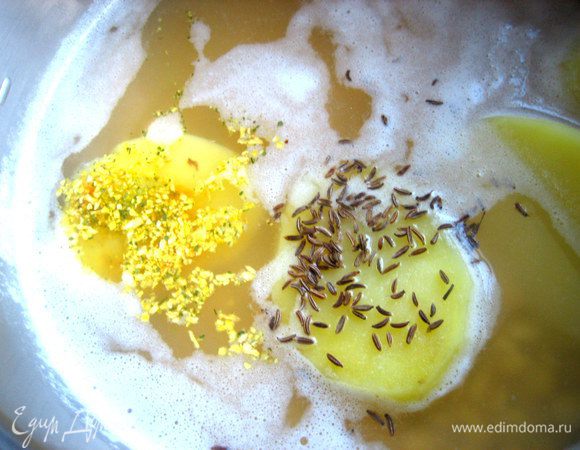 Заливаем снова кипятком на огне (опять для быстроты),добавляем приправы из овощей и трав,соль,тмин.